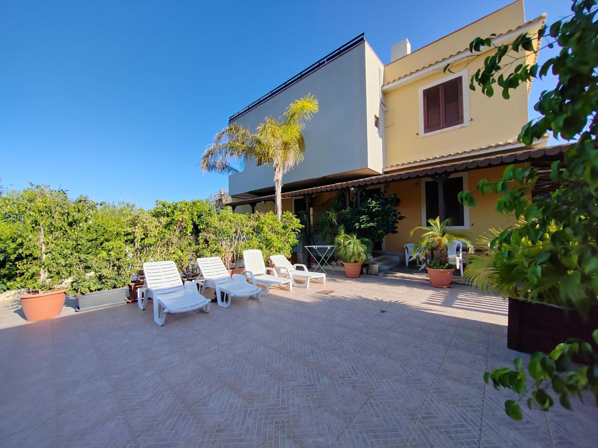 Xenia Garden 2 Apartment Avola Bagian luar foto